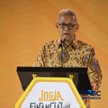 Ketua Dewan Komisioner Lembaga Penjamin Simpanan Anggito Abimanyu saat menyampaikan opening remarks dalam Jogja Financial Festival 2026 di Jogja Expo Center, Yogyakarta, Daerah Istimewa Yogyakarta, Jumat (22/5/2026). (CNBC Indonesia/Faisal Rahman)