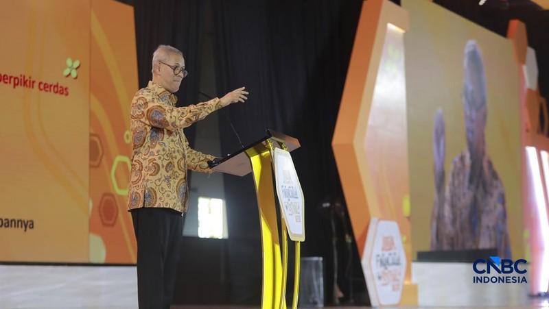 Ketua Dewan Komisioner LPS, Anggito Abimanyu saat menyampaikan sambutan dalam Jogja Financial Festival 2026 di Jogja Expo Center (JEC), Yogyakarta, Jumat (22/5/2026).