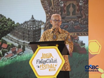 Ketua Dewan Komisioner LPS, Anggito Abimanyu saat menyampaikan sambutan dalam Jogja Financial Festival 2026 di Jogja Expo Center (JEC), Yogyakarta, Jumat (22/5/2026). (CNBC Indonesia/Faisal Rahman)