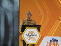 Ketua Dewan Komisioner LPS, Anggito Abimanyu saat menyampaikan sambutan dalam Jogja Financial Festival 2026 di Jogja Expo Center (JEC), Yogyakarta, Jumat (22/5/2026). (CNBC Indonesia/Faisal Rahman)