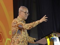Ketua Dewan Komisioner LPS, Anggito Abimanyu saat menyampaikan sambutan dalam Jogja Financial Festival 2026 di Jogja Expo Center (JEC), Yogyakarta, DIY, Jumat (22/5/2026). (CNBC Indonesia/Muhammad Sabki)