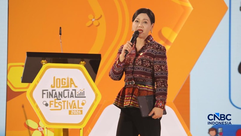 Ketua Dewan Komisioner OJK, Friderica Widyasari Dewi saat menyampaikan pemaparan dalam Jogja Financial Festival 2026 di Jogja Expo Center (JEC), Yogyakarta, DIY, Jumat (22/5/2026).