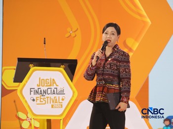 Ketua Dewan Komisioner OJK, Friderica Widyasari Dewi saat menyampaikan pemaparan dalam Jogja Financial Festival 2026 di Jogja Expo Center (JEC), Yogyakarta, DIY, Jumat (22/5/2026). (CNBC Indonesia/Faisal Rahman)