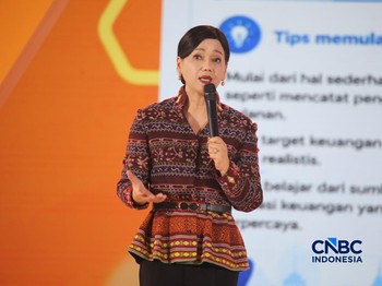 Ketua Dewan Komisioner OJK, Friderica Widyasari Dewi saat menyampaikan pemaparan dalam Jogja Financial Festival 2026 di Jogja Expo Center (JEC), Yogyakarta, DIY, Jumat (22/5/2026). (CNBC Indonesia/Faisal Rahman)