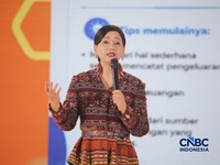 Ketua Dewan Komisioner OJK, Friderica Widyasari Dewi saat menyampaikan pemaparan dalam Jogja Financial Festival 2026 di Jogja Expo Center (JEC), Yogyakarta, DIY, Jumat (22/5/2026). (CNBC Indonesia/Faisal Rahman)