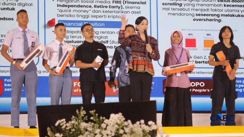 Ketua Dewan Komisioner OJK, Friderica Widyasari Dewi saat menyerahkan hadiah kepada audiance dalam Jogja Financial Festival 2026 di Jogja Expo Center (JEC), Yogyakarta, DIY, Jumat (22/5/2026).
