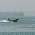 Korps Garda Revolusi Islam Iran (IRGC) mengumumkan bahwa sedikitnya 31 kapal komersial, telah melintasi Selat Hormuz secara aman dalam 24 jam terakhir, Jumat (22/5/2026). (via REUTERS/Majid-Asgaripour)