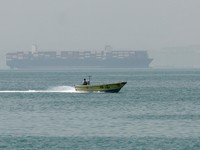 Korps Garda Revolusi Islam Iran (IRGC) mengumumkan bahwa sedikitnya 31 kapal komersial, telah melintasi Selat Hormuz secara aman dalam 24 jam terakhir, Jumat (22/5/2026). (via REUTERS/Majid-Asgaripour)