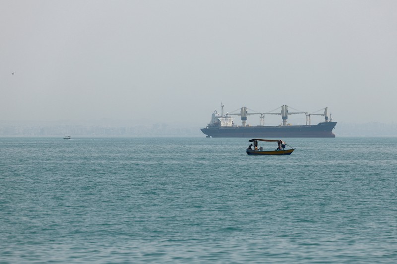 Korps Garda Revolusi Islam Iran (IRGC) mengumumkan bahwa sedikitnya 31 kapal komersial, telah melintasi Selat Hormuz secara aman dalam 24 jam terakhir, Jumat (22/5/2026). (via REUTERS/Majid-Asgaripour)