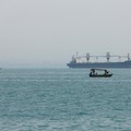 Korps Garda Revolusi Islam Iran (IRGC) mengumumkan bahwa sedikitnya 31 kapal komersial, telah melintasi Selat Hormuz secara aman dalam 24 jam terakhir, Jumat (22/5/2026). (via REUTERS/Majid-Asgaripour)