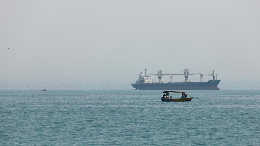 Korps Garda Revolusi Islam Iran (IRGC) mengumumkan bahwa sedikitnya 31 kapal komersial, telah melintasi Selat Hormuz secara aman dalam 24 jam terakhir, Jumat (22/5/2026). (via REUTERS/Majid-Asgaripour)