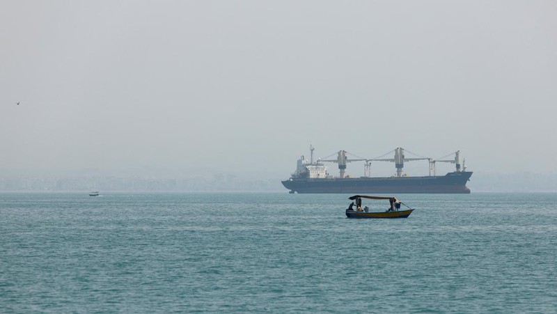 Korps Garda Revolusi Islam Iran (IRGC) mengumumkan bahwa sedikitnya 31 kapal komersial, telah melintasi Selat Hormuz secara aman dalam 24 jam terakhir, Jumat (22/5/2026). (via REUTERS/Majid-Asgaripour)