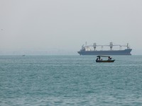 Korps Garda Revolusi Islam Iran (IRGC) mengumumkan bahwa sedikitnya 31 kapal komersial, telah melintasi Selat Hormuz secara aman dalam 24 jam terakhir, Jumat (22/5/2026). (via REUTERS/Majid-Asgaripour)