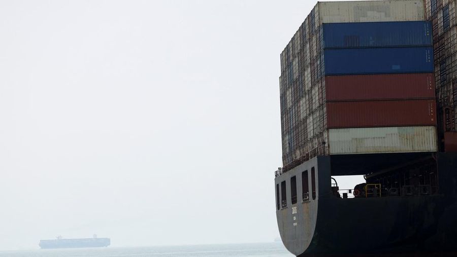 Korps Garda Revolusi Islam Iran (IRGC) mengumumkan bahwa sedikitnya 31 kapal komersial, telah melintasi Selat Hormuz secara aman dalam 24 jam terakhir, Jumat (22/5/2026). (via REUTERS/Majid-Asgaripour)