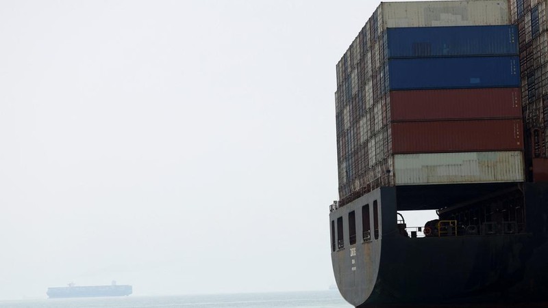 Korps Garda Revolusi Islam Iran (IRGC) mengumumkan bahwa sedikitnya 31 kapal komersial, telah melintasi Selat Hormuz secara aman dalam 24 jam terakhir, Jumat (22/5/2026). (via REUTERS/Majid-Asgaripour)