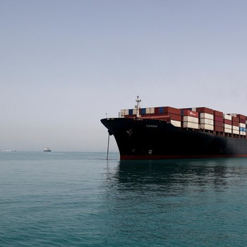 Korps Garda Revolusi Islam Iran (IRGC) mengumumkan bahwa sedikitnya 31 kapal komersial, telah melintasi Selat Hormuz secara aman dalam 24 jam terakhir, Jumat (22/5/2026). (via REUTERS/Majid-Asgaripour)