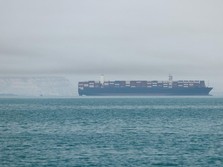 Korps Garda Revolusi Islam Iran (IRGC) mengumumkan bahwa sedikitnya 31 kapal komersial, telah melintasi Selat Hormuz secara aman dalam 24 jam terakhir, Jumat (22/5/2026). (via REUTERS/Majid-Asgaripour)