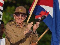 Mantan Presiden Kuba Raul Castro bereaksi selama upacara peringatan ke-69 serangan pemberontak pada 26 Juli 1953 yang dipimpin oleh mendiang pemimpin Kuba Fidel Castro terhadap barak tentara Moncada, di Cienfuegos, Kuba, 26 Juli 2022. (REUTERS/Alexan