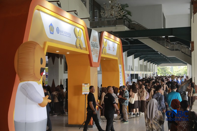 Para peserta mulai memadati area pintu masuk jelang acara Jogja Financial Festival 2026 di Jogja Expo Center (JEC), Yogyakarta, Jawa Tengah, Jumat (22/5/2026). (CNBC Indonesia/Muhammad Sabki)
