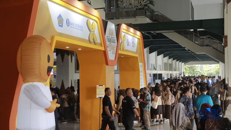 Para peserta mulai memadati area pintu masuk jelang acara Jogja Financial Festival 2026 di Jogja Expo Center (JEC), Yogyakarta, Jawa Tengah, Jumat (22/5/2026). (CNBC Indonesia/Muhammad Sabki)