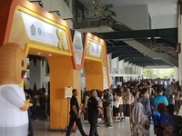Para peserta mulai memadati area pintu masuk jelang acara Jogja Financial Festival 2026 di Jogja Expo Center (JEC), Yogyakarta, Jawa Tengah, Jumat (22/5/2026). (CNBC Indonesia/Muhammad Sabki)
