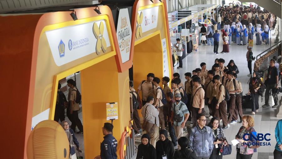 Para peserta mulai memadati area pintu masuk jelang acara Jogja Financial Festival 2026 di Jogja Expo Center (JEC), Yogyakarta, Jawa Tengah, Jumat (22/5/2026). (CNBC Indonesia/Muhammad Sabki)
