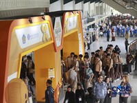 Para peserta mulai memadati area pintu masuk jelang acara Jogja Financial Festival 2026 di Jogja Expo Center (JEC), Yogyakarta, Jawa Tengah, Jumat (22/5/2026). (CNBC Indonesia/Muhammad Sabki)