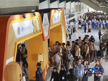 Para peserta mulai memadati area pintu masuk jelang acara Jogja Financial Festival 2026 di Jogja Expo Center (JEC), Yogyakarta, Jawa Tengah, Jumat (22/5/2026). (CNBC Indonesia/Muhammad Sabki)