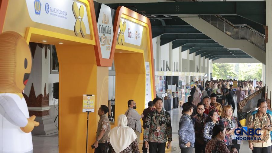 Para peserta mulai memadati area pintu masuk jelang acara Jogja Financial Festival 2026 di Jogja Expo Center (JEC), Yogyakarta, Jawa Tengah, Jumat (22/5/2026). (CNBC Indonesia/Muhammad Sabki)