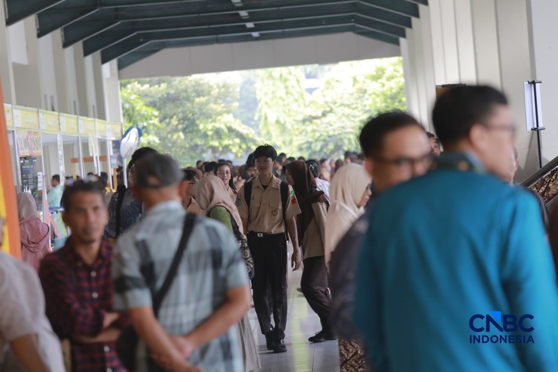 Para peserta mulai memadati area pintu masuk jelang acara Jogja Financial Festival 2026 di Jogja Expo Center (JEC), Yogyakarta, Jawa Tengah, Jumat (22/5/2026). (CNBC Indonesia/Muhammad Sabki)