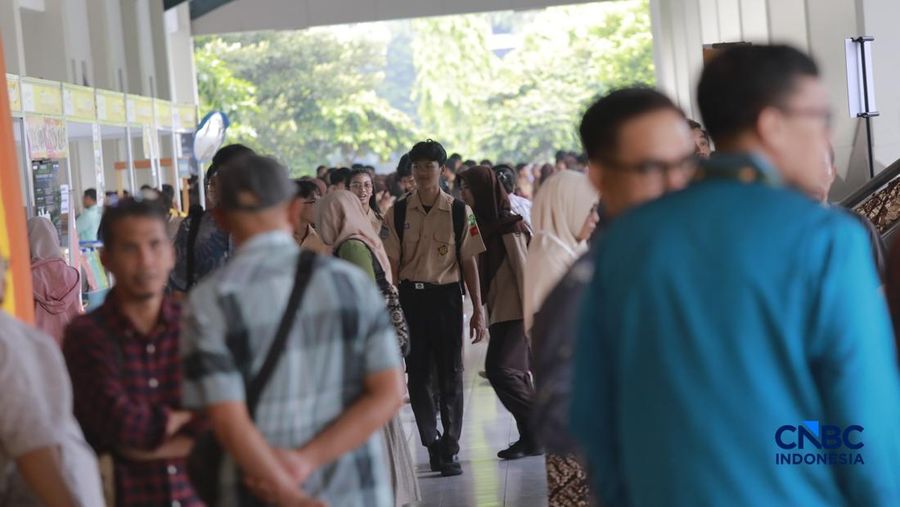 Para peserta mulai memadati area pintu masuk jelang acara Jogja Financial Festival 2026 di Jogja Expo Center (JEC), Yogyakarta, Jawa Tengah, Jumat (22/5/2026).