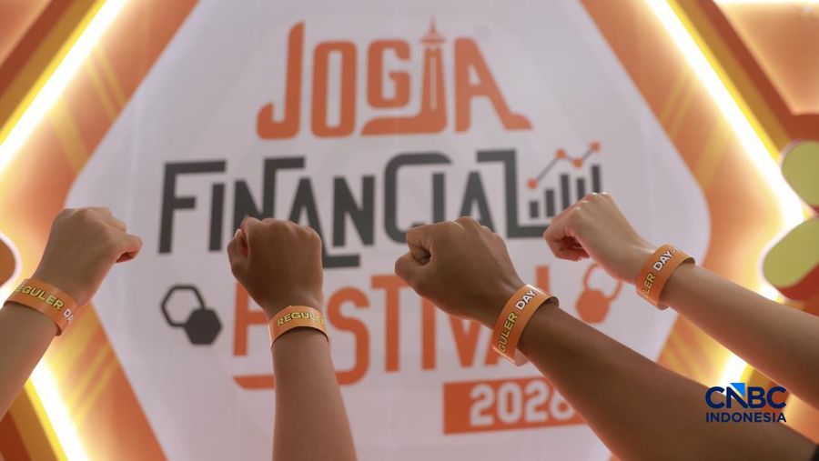 Para peserta mulai memadati area pintu masuk jelang acara Jogja Financial Festival 2026 di Jogja Expo Center (JEC), Yogyakarta, Jawa Tengah, Jumat (22/5/2026). (CNBC Indonesia/Muhammad Sabki)