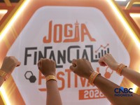 Para peserta mulai memadati area pintu masuk jelang acara Jogja Financial Festival 2026 di Jogja Expo Center (JEC), Yogyakarta, Jawa Tengah, Jumat (22/5/2026). (CNBC Indonesia/Muhammad Sabki)