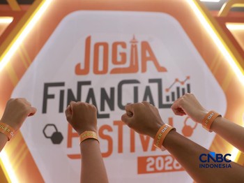 Para peserta mulai memadati area pintu masuk jelang acara Jogja Financial Festival 2026 di Jogja Expo Center (JEC), Yogyakarta, Jawa Tengah, Jumat (22/5/2026). (CNBC Indonesia/Muhammad Sabki)