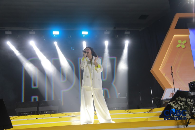 Penampilan musisi Ari Lasso dalam acara Jogja Financial Festival 2026 di Jogja Expo Center (JEC), Yogyakarta, Jawa Tengah, Jumat (22/5/2026). (CNBC Indonesia/Faisal Rahman)