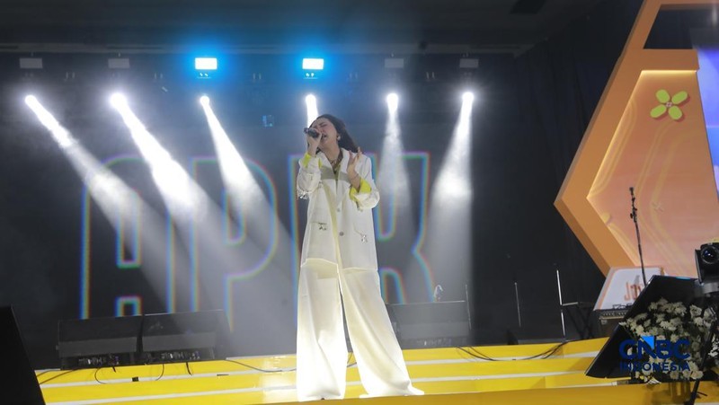 Penampilan Happy Asmara menghibur para audience dalam konser Jogja Financial Festival 2026 di Jogja Expo Center (JEC), Yogyakarta, Jawa Tengah, Jumat (22/5/2026). (CNBC Indonesia/Muhammad Sabki)