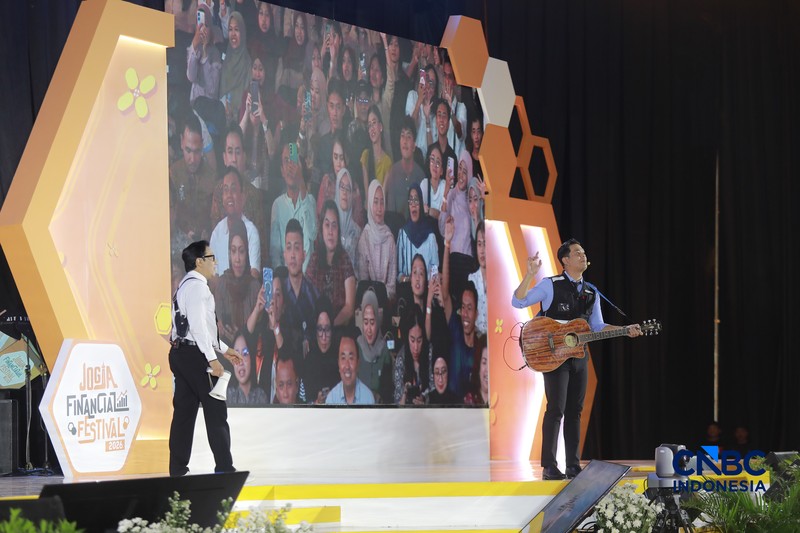Penampilan Lapor Pak! dalam acara Jogja Financial Festival 2026 di Jogja Expo Center (JEC), Yogyakarta, Jawa Tengah, Jumat (22/5/2026). (CNBC Indonesia/Muhammad Sabki)