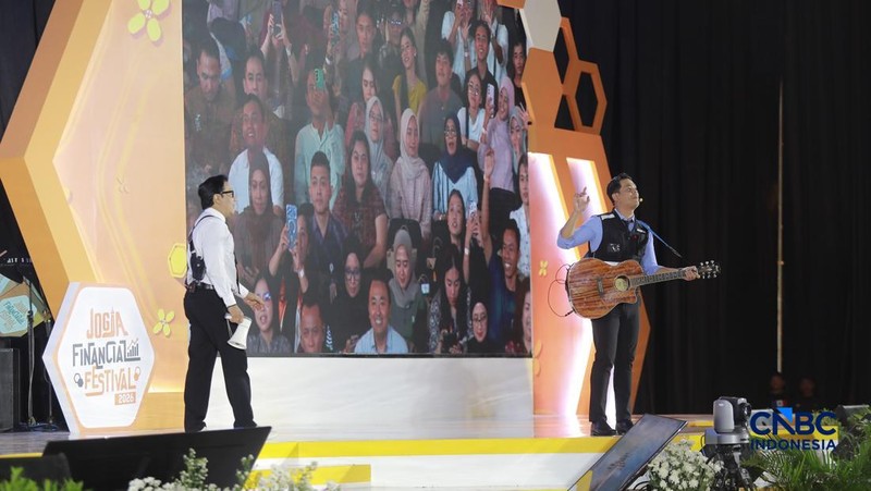 Penampilan Lapor Pak! dalam acara Jogja Financial Festival 2026 di Jogja Expo Center (JEC), Yogyakarta, Jawa Tengah, Jumat (22/5/2026). (CNBC Indonesia/Muhammad Sabki)