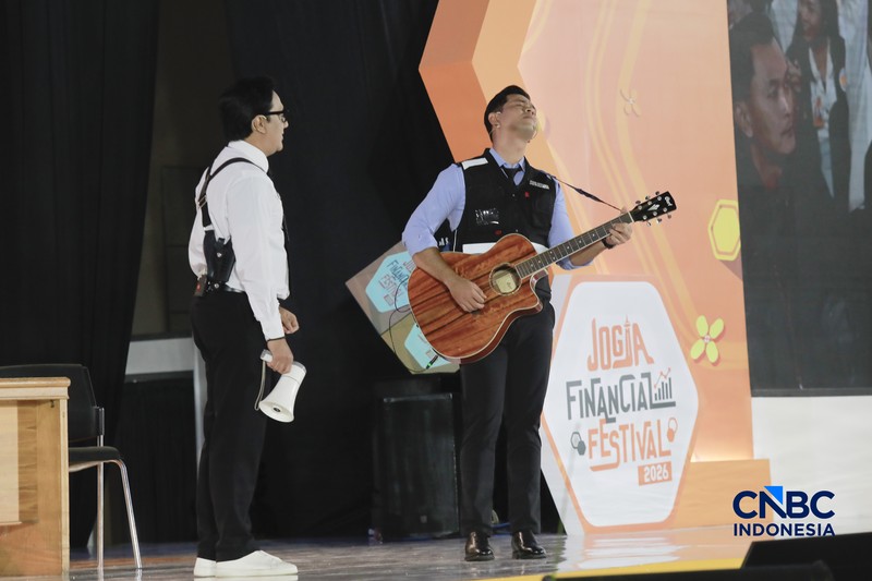 Penampilan Lapor Pak! dalam acara Jogja Financial Festival 2026 di Jogja Expo Center (JEC), Yogyakarta, Jawa Tengah, Jumat (22/5/2026). (CNBC Indonesia/Muhammad Sabki)