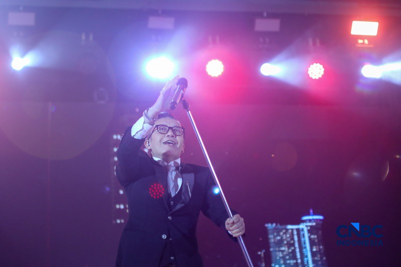 Penampilan musisi Ari Lasso dalam acara Jogja Financial Festival 2026 di Jogja Expo Center (JEC), Yogyakarta, Jawa Tengah, Jumat (22/5/2026). (CNBC Indonesia/Faisal Rahman)