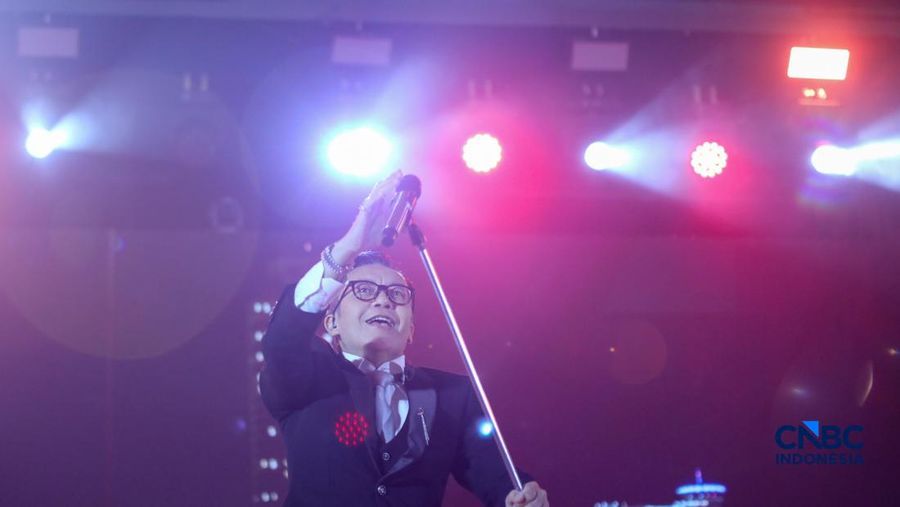 Penampilan musisi Ari Lasso dalam acara Jogja Financial Festival 2026 di Jogja Expo Center (JEC), Yogyakarta, Jawa Tengah, Jumat (22/5/2026). (CNBC Indonesia/Faisal Rahman)