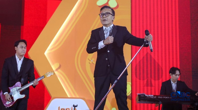 Penampilan musisi Ari Lasso dalam acara Jogja Financial Festival 2026 di Jogja Expo Center (JEC), Yogyakarta, Jawa Tengah, Jumat (22/5/2026). (CNBC Indonesia/Faisal Rahman)