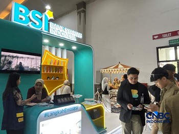 Perhelatan Jogja Financial Festival 2026 semakin meriah dengan hadirnya booth PT Bank Syariah Indonesia Tbk (BSI). Banyak peserta dari kalangan siswa-siswi SMA hingga masyarakat umum yang memadati booth tersebut, Jumat (22/5/2026). (CNBC Indonesia/El
