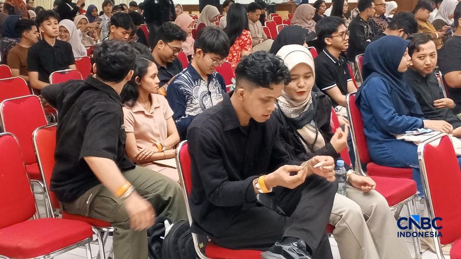 Peserta Educlass sesi Financial Survival for Young Generation antusias datang ke ruang Arjuna Jogja Expo Centre (JEC), Bantul pada Jumat (22/5/2026). (CNBC Indonesia/Robertus Andrianto)