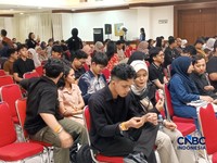 Peserta Educlass sesi Financial Survival for Young Generation antusias datang ke ruang Arjuna Jogja Expo Centre (JEC), Bantul pada Jumat (22/5/2026). (CNBC Indonesia/Robertus Andrianto)