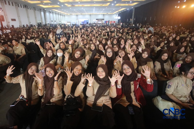Para peserta mulai memadati area pintu masuk jelang acara Jogja Financial Festival 2026 di Jogja Expo Center (JEC), Yogyakarta, Jawa Tengah, Jumat (22/5/2026). (CNBC Indonesia/Muhammad Sabki)