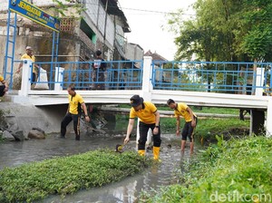 Polisi Bojonegoro Nyemplung Bersihkan Sungai Sambut HUT Bhayangkara ke-80