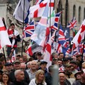 Puluhan ribu warga turun ke jalan untuk berpartisipasi dalam demonstrasi besar-besaran bertajuk "Unite the Kingdom" yang mengguncang Ibu Kota Inggris, London. (REUTERS/Hannah McKay)