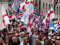 Puluhan ribu warga turun ke jalan untuk berpartisipasi dalam demonstrasi besar-besaran bertajuk "Unite the Kingdom" yang mengguncang Ibu Kota Inggris, London. (REUTERS/Hannah McKay)