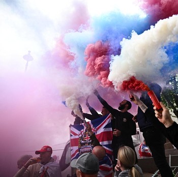 Puluhan ribu warga turun ke jalan untuk berpartisipasi dalam demonstrasi besar-besaran bertajuk "Unite the Kingdom" yang mengguncang Ibu Kota Inggris, London. (REUTERS/Hannah McKay)